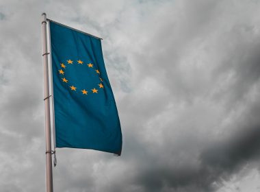 Eine Flagge der Europäischen Union weht im Wind