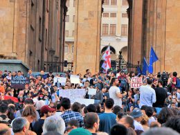Zuletzt gab es 2019 massive Proteste gegen die amtierende Regierung. Oppositionspolitiker rufen zu neuen Demonstrationen auf. - Foto: Wikimedia / George Melashvili / CC-BY SA