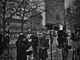 Journalisten vor Kameras