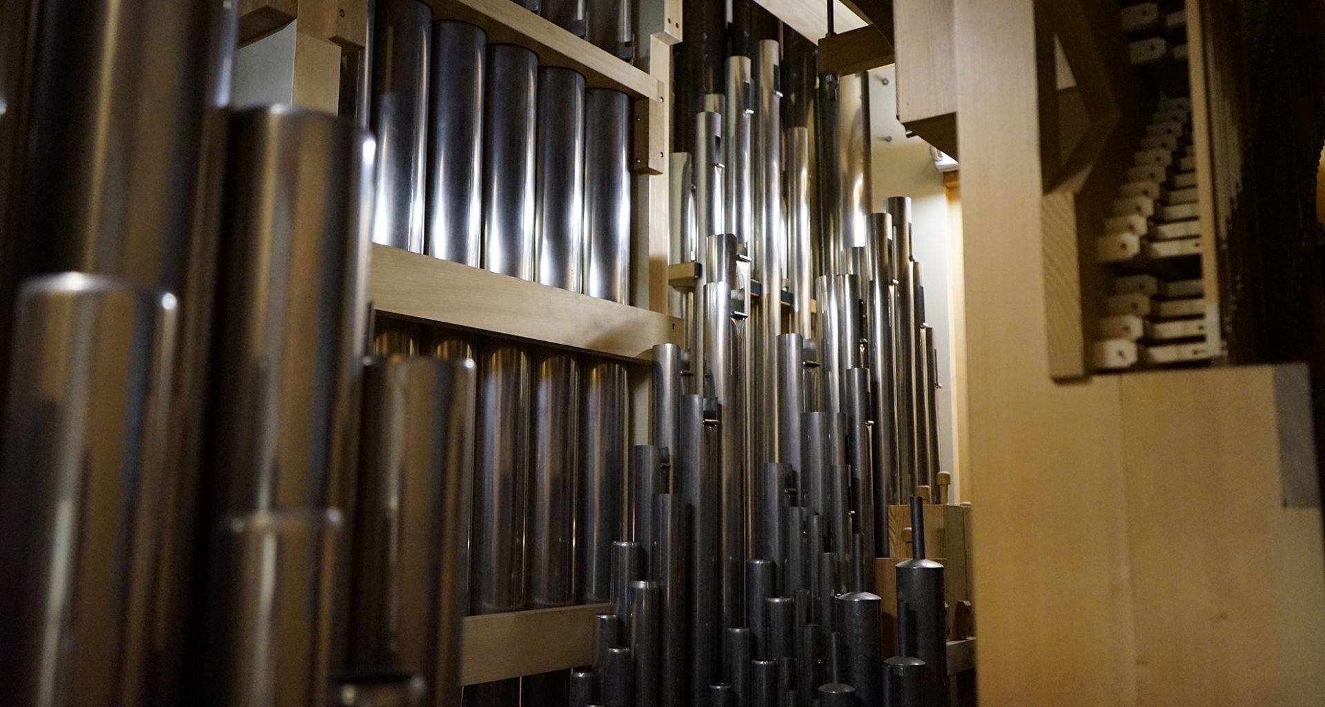 Orgel der Kirche "Heiligste Dreifaltigkeit" in Fraulautern, Saarland von innen