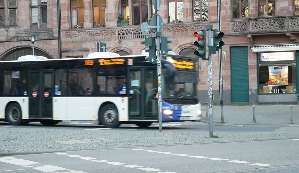 Bus der SaarVV an der Johanneskirche